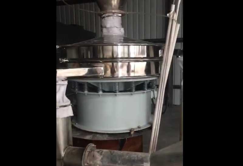 化工行業使用振動篩篩分物料視頻
