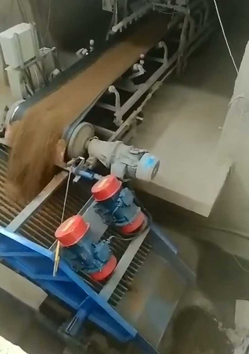高卓小型礦用振動篩客戶使用現(xiàn)場視頻