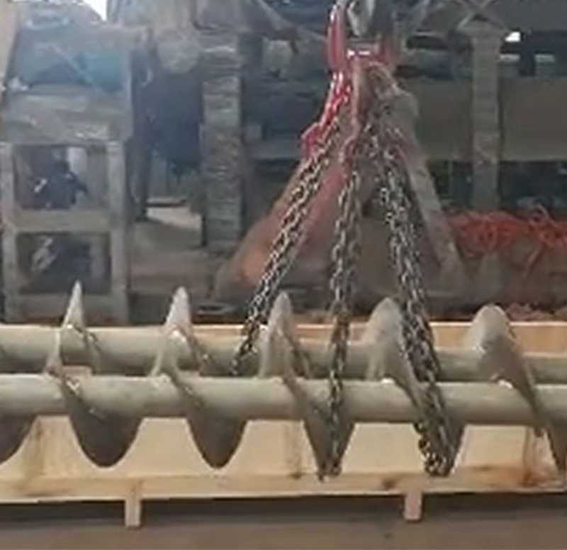 蛟龍螺旋輸送機(jī)車間裝機(jī)視頻—新鄉(xiāng)高卓振動(dòng)篩廠家