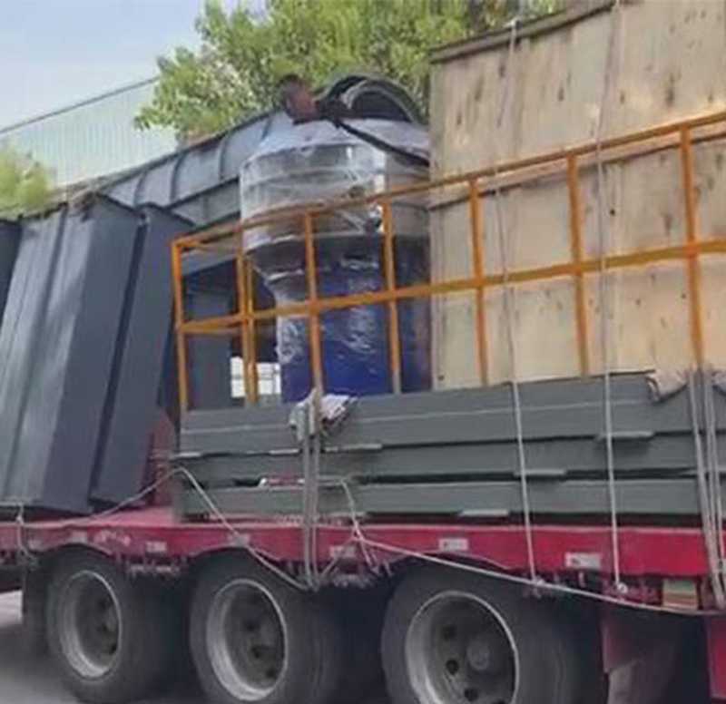 直線振動篩-斗式提升機-不銹鋼管料斗—新鄉高卓振動篩廠家裝車發貨現場視頻