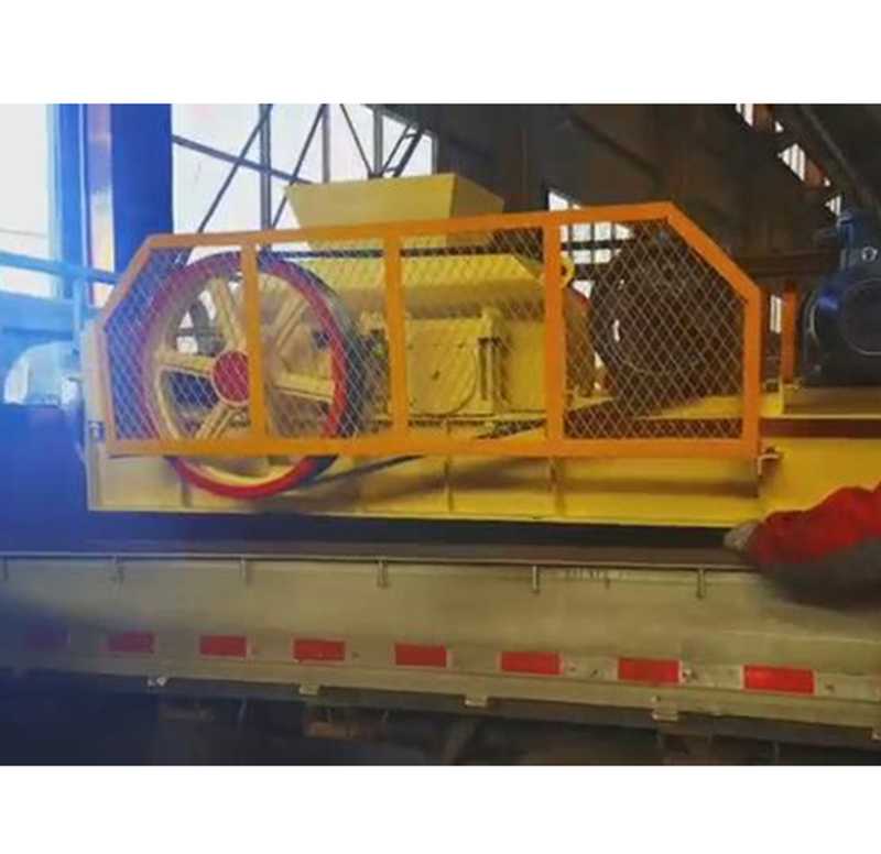 小型破碎機成品裝車發貨—新鄉高卓振動設備有限公司