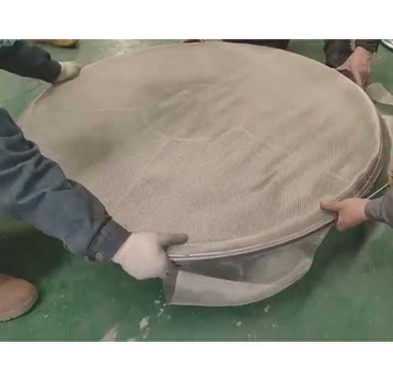 高卓振動篩廠家工作人員現場示范安裝圓形振動篩篩網注意事項