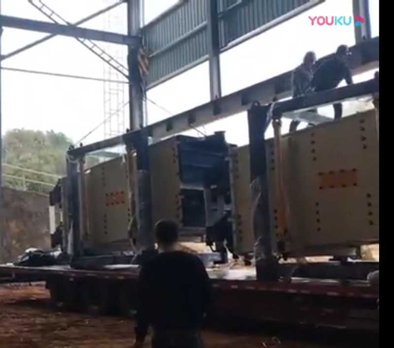 方形搖擺篩按時保質送到客戶使用現場卸車視頻—新鄉高卓振動篩廠家