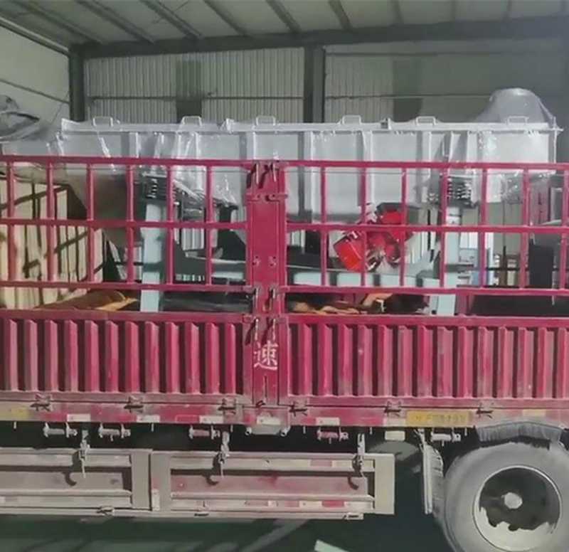 兩臺直線振動篩裝車發貨—新鄉高卓振動篩廠家