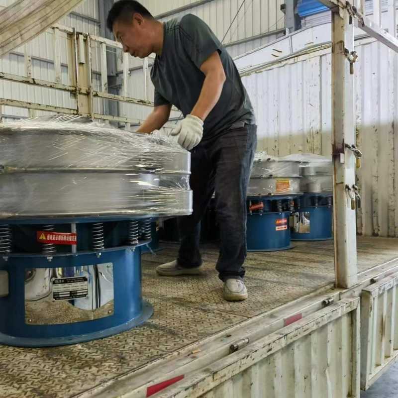 定制款雙層旋振篩生產完成裝車發貨